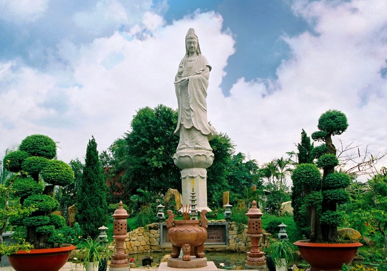 Thánh tượng Quan Âm tại chùa Huê Nghiêm (Q.2)